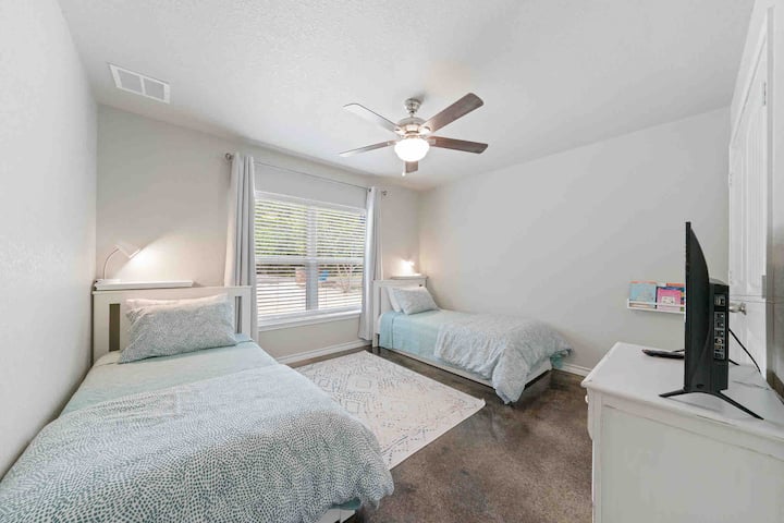 Spálňa #3 (13’x 11’). 

Dve oddelené postele plus 1 samostatná posteľ s oddelenými posteľami. Malá komoda, šatník a inteligentný televízor. 