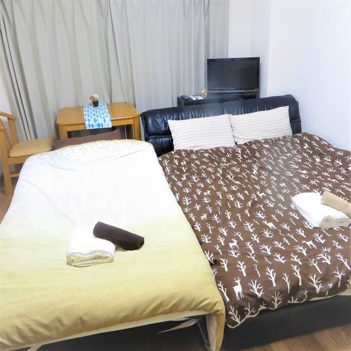 I can set a folding single bed for 3 group.