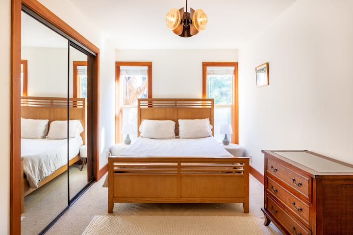 Druga spavaća soba, bračni krevet (160x200).