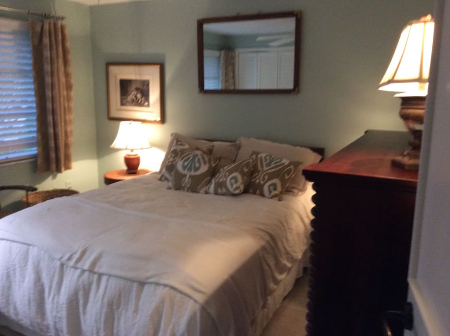 Queen bed with great mattress with pure linen sheets!