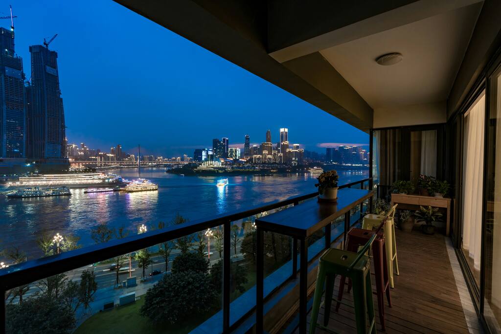 对面的朝天门码头和江北嘴的夜景尽收眼底,中间金色区域的网红洪崖洞则是若隐若现,不必东奔西跑,悠闲自得坐观重庆主要夜景,美哉乐哉!✌