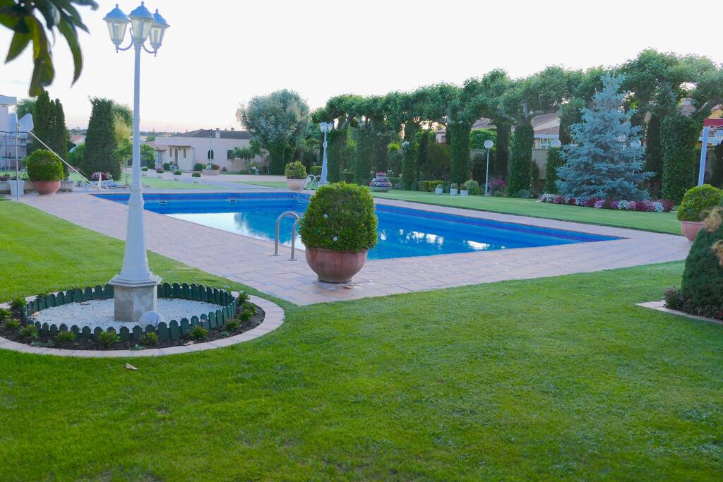 Pool view from the main house/Vista piscina desde casa