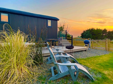 Hot tub | Alpacas | Golf Simulator | Near Beach