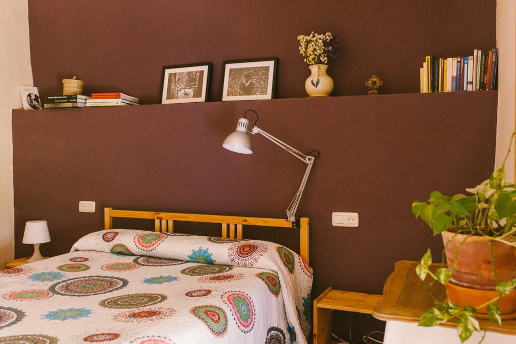 Amplia habitación con cama de 135 cm.