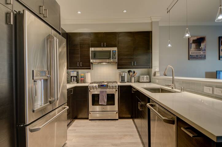 Incredible Waterfront Condo Near Pike Place Market gallery image 2