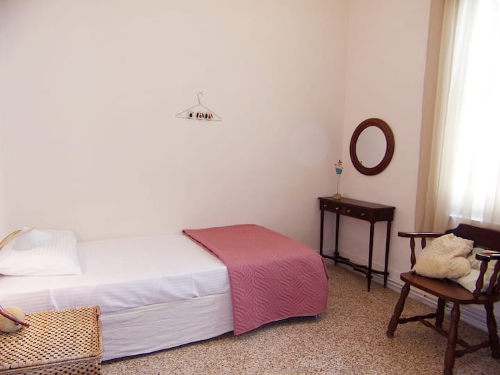 Spavaća soba s krevetom za jednu osobu