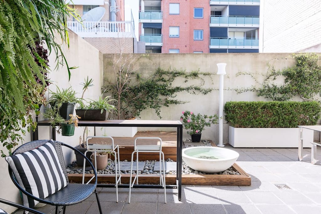 Green Courtyard with Breakfast Bar & Water Feature
