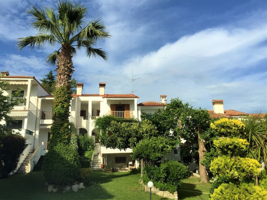 The maisonette is located in a lush green garden / Η μεζονέτα βρίσκεται σε έναν πανέμορφο οικισμό με πλούσιο πράσινο.