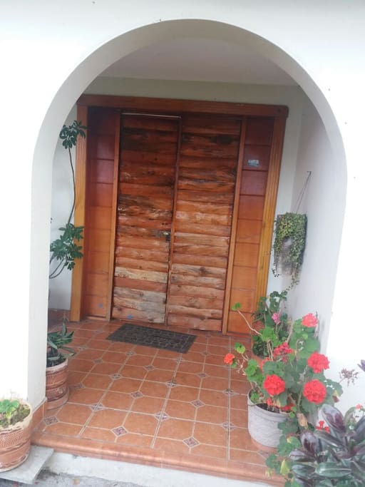 Puerta principal frontal