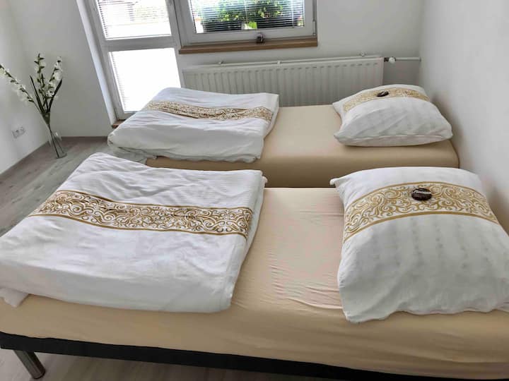 Velika soba ima udoban raspored spavanja.