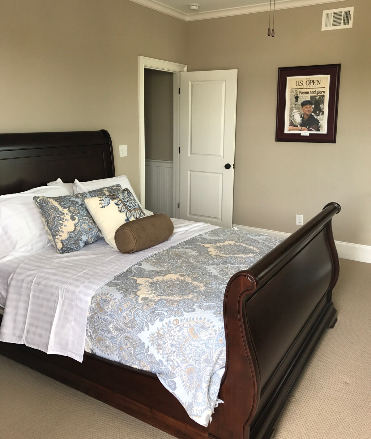 מיטת קווין סייז בחדר השינה. סט חדר שינה במהדורה מוגבלת של ארנולד פאלמר. החדר כולל שולחן כתיבה ומרפסת חיצונית צמודה. 