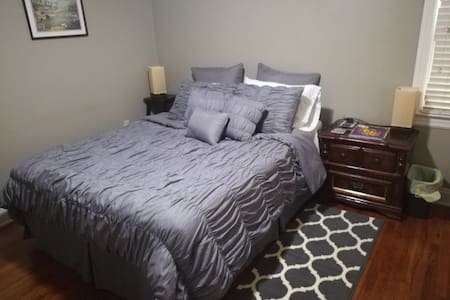 Large bedroom & Private bath in Mid City home