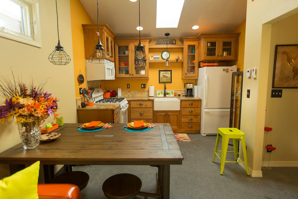 Eating/work table/kitchen