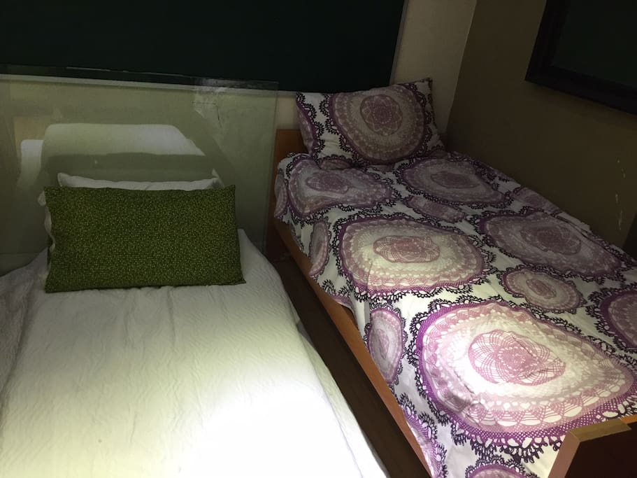 1 single bed, and one floor mattress