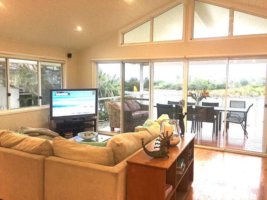 upstairs lounge with top deck overlooking lagoon and ocean