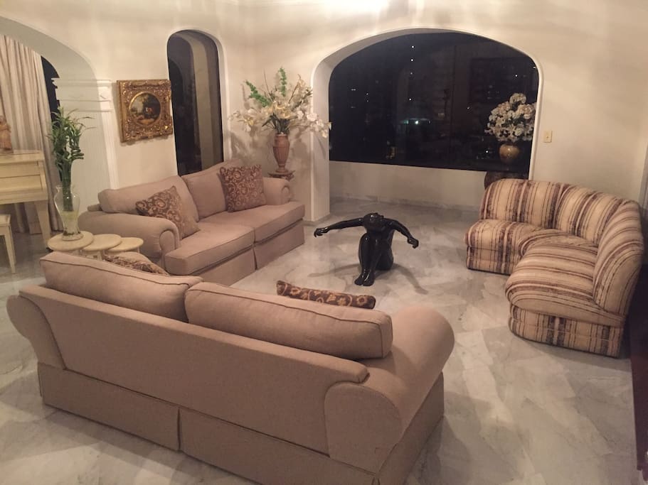 Sala de estar com 3 sofas luxo