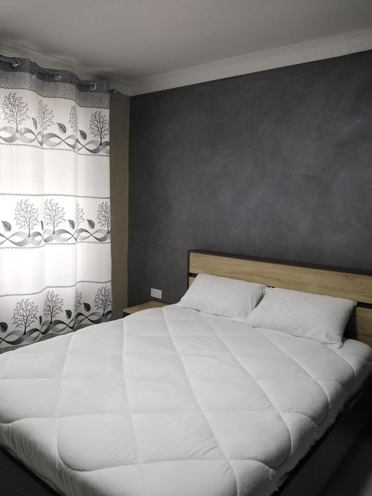 Მე-2 საძინებელი ფართოა, საიდანაც უკანა ეზოს ლამაზი ხედი იშლება