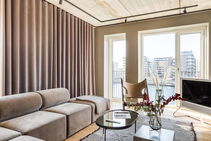 Penthouse w. Private Rooftop at the Waterfront gallery image 3