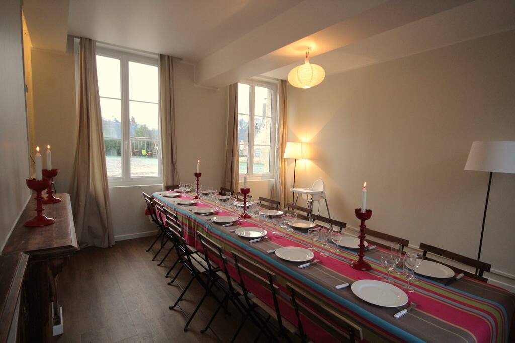 Salle à manger avec 16 places.
Possibilité éventuelle d'agrandir un peu la table