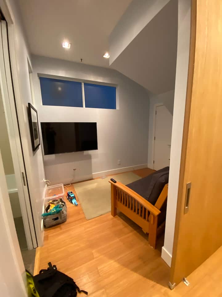 Dhoma e gjumit 3 me derë të hambarit, divan futon të konvertueshëm dhe dollap. Vë re se televizori në foto është zhvendosur në dhomën kryesore të familjes.