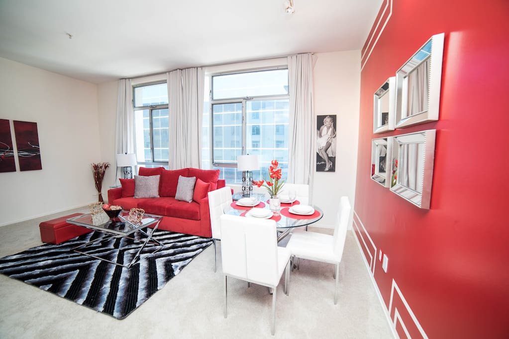 GORGEOUS STYLISH 1 BEDROOM APARTMENT + 1 QUEEN SIZE BED + PULL OUT SOFA + AIR MATTRESS + FREE WIFE + FREE PARKING + FREE NETFLIX + POOL + JACUZZI + TOILETRIES ETC with an INCREDIBLE VIEW ON WALK OF FAME!!!