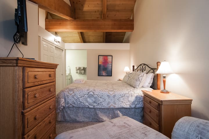 Dhoma kryesore e gjumit - Lart (Banja En Suite)