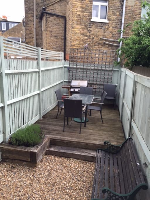 Great outside area including fully functioning 4 burner BBQ.