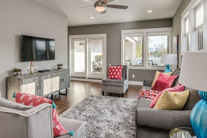 Espace de vie au dernier étage avec lit Queen Size, salle de bain complète, kitchenette et toit-terrasse