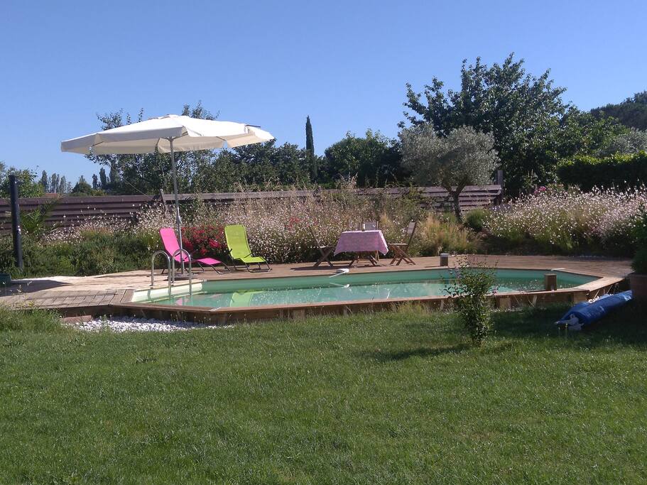 piscine avec grande terasse pour le petit déjeuner !