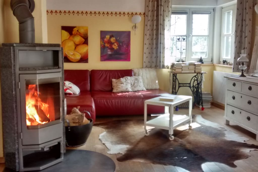 Gemütliches Sofa mit Holzofen zum Relaxen