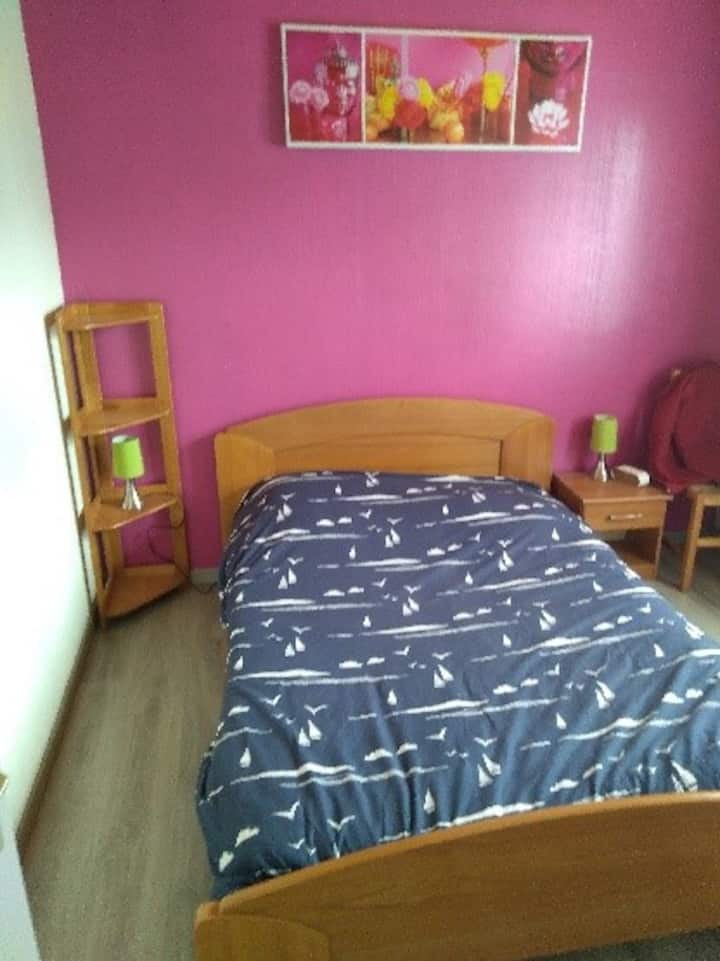 חדר עם מיטה זוגית 