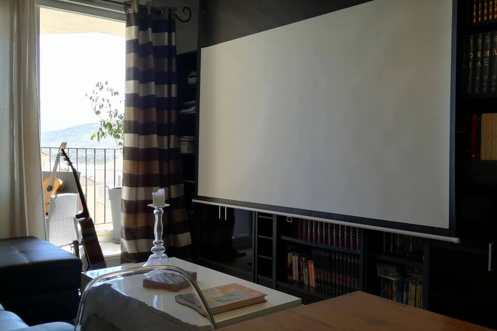 Home cinéma, téléviseur HD, lecteur Blue Ray et chaine hifi