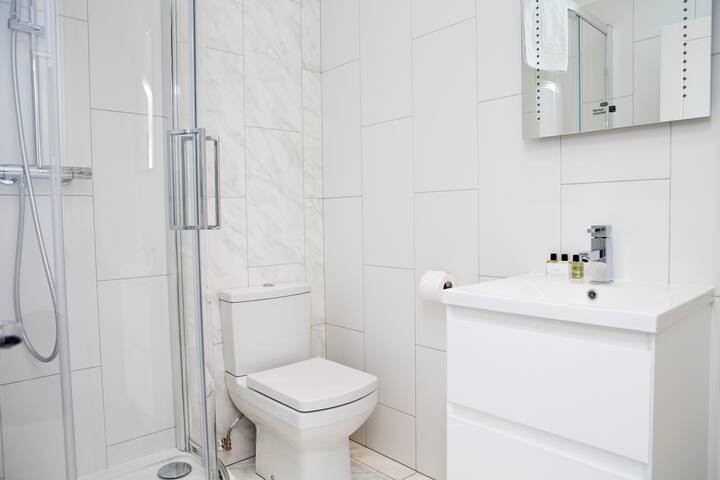 Soho Chambers Apt B, 1st Floor by Indigo Flats gallery image 3