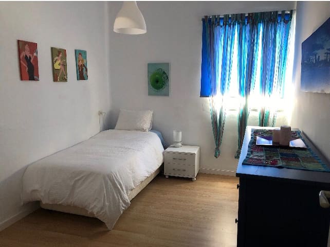 Habitación muy amplia , tranquila y luminosa