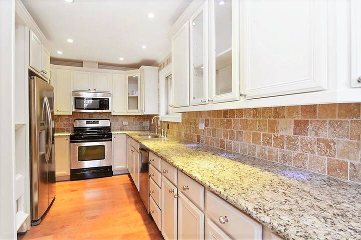 *The Downtown Compound* Best Area Patio Parking gallery image 4