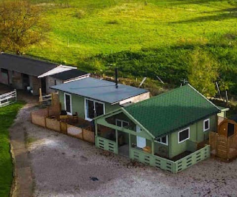 Sleeps 4 wood burning Bath, sauna & Pendle Views