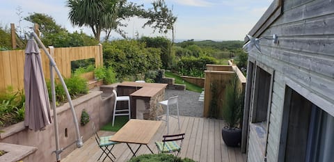 Garden gîte with sea view, 1 km from the beach