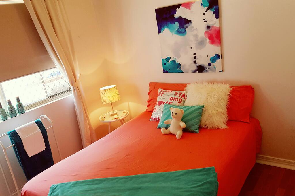 NOTE: If you are a group of 4, I have another bedroom available also. This one has a double bed. So have a look to see if this is available as it may suit your group perfectly.
"Bright, Comfy Room in funky home - Close to all"