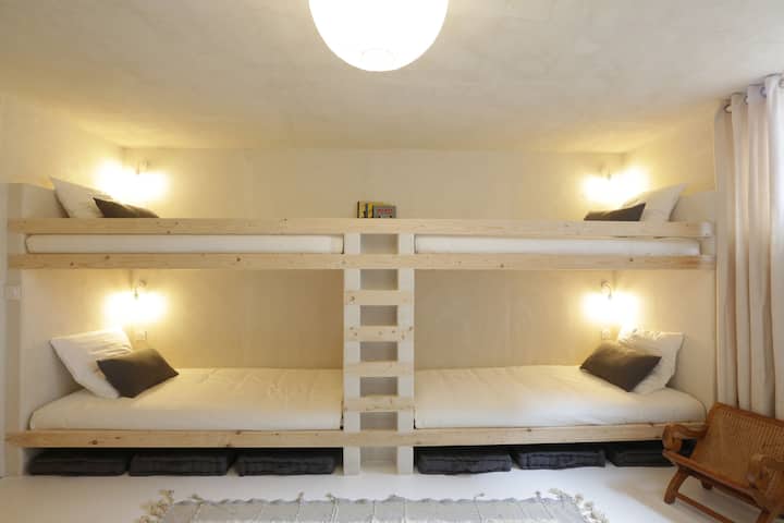Chambre d'enfants : 4 lits 90 et 4 dressings privatifs.