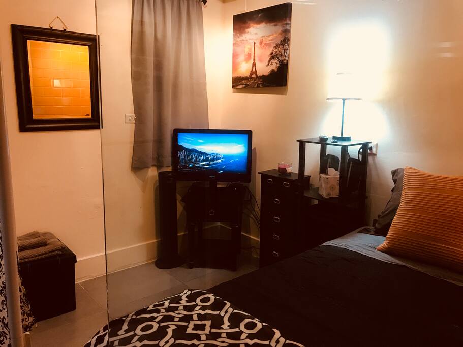Room equipped with Apple TV, speakers, mirror, and more