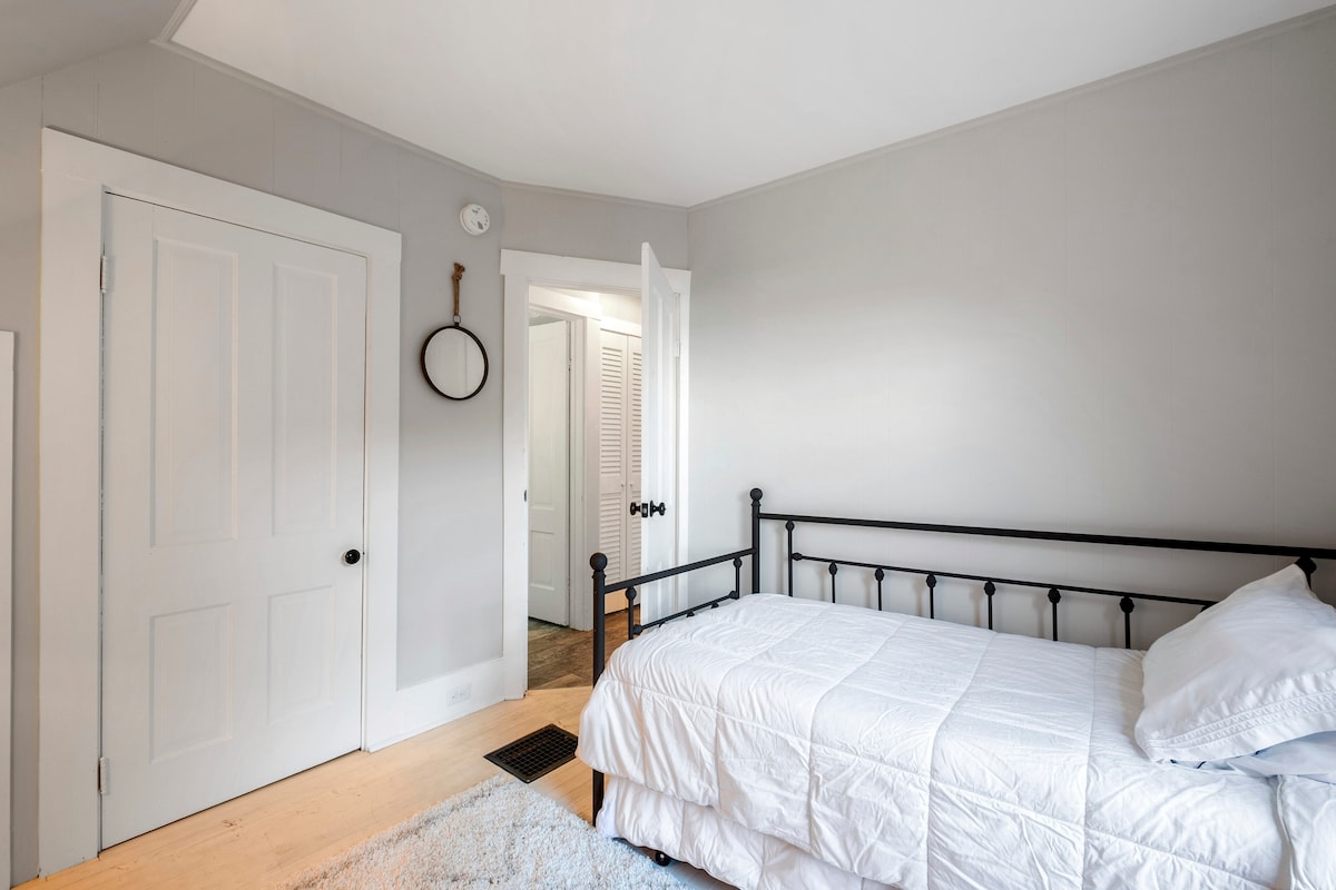 חדר שינה שני עם שתי מיטות נפתחות.