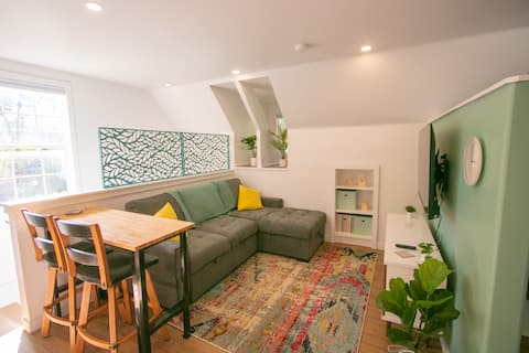 Fun Garage Loft w/ Kitchen in The North End