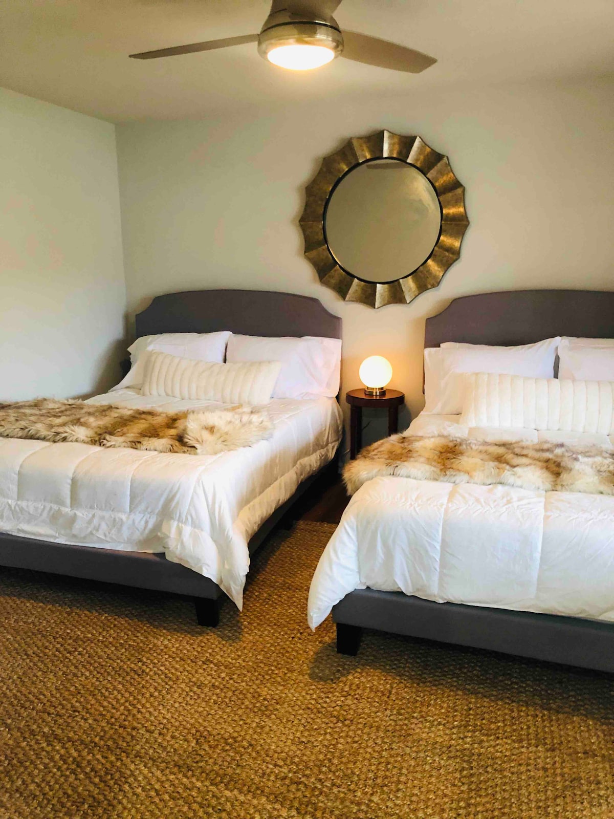 שתי מיטות בגודל מלא בקומת הקרקע!