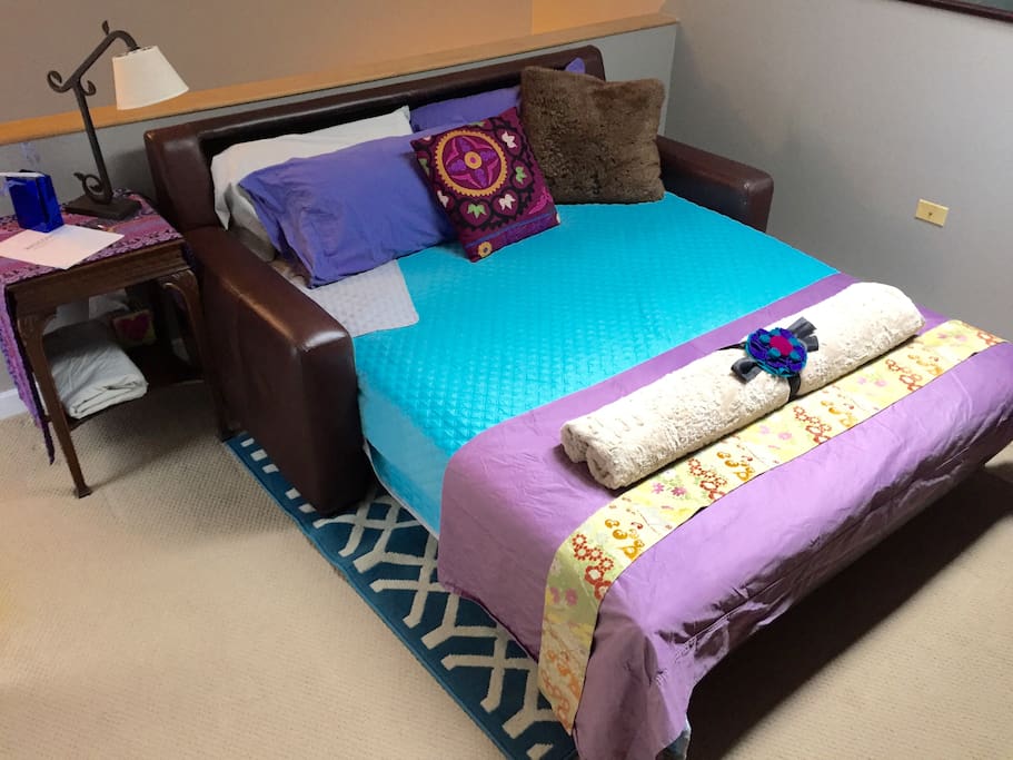 Sofabed pulls out to queen. The comfiest we've tried (no bar across middle). 2nd guest welcome for nightly fee.