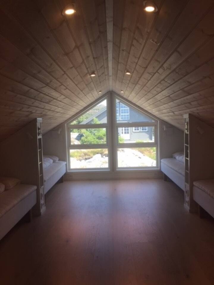 Casa con un espacio para 4 personas. Las camas miden 120 cm de ancho Hay cortinas en las ventanas. Hay una TV en la misma habitación.