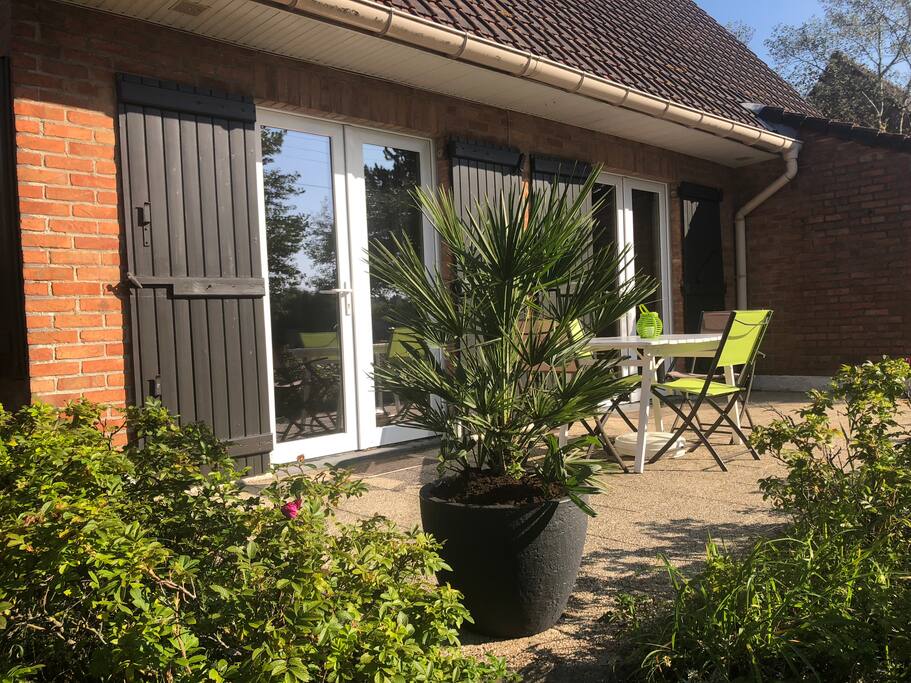 Notre terrasse est orientée plein Sud et à l'abri du vent