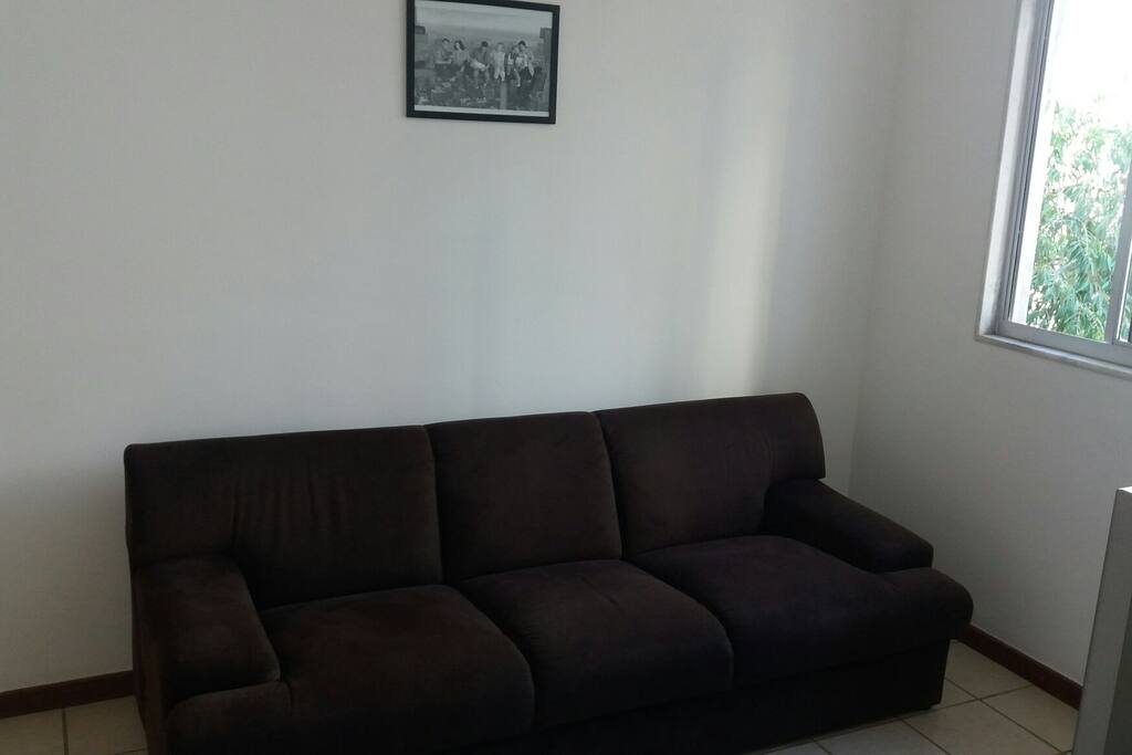 Sala com sofá e TV