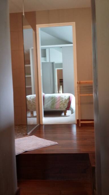 entrée sur votre salle de bains suivie de votre chambre