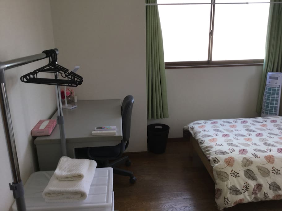 部屋にはデスク、ハンガースタンド、衣料ボックス、バス・フェイスタオル付き。