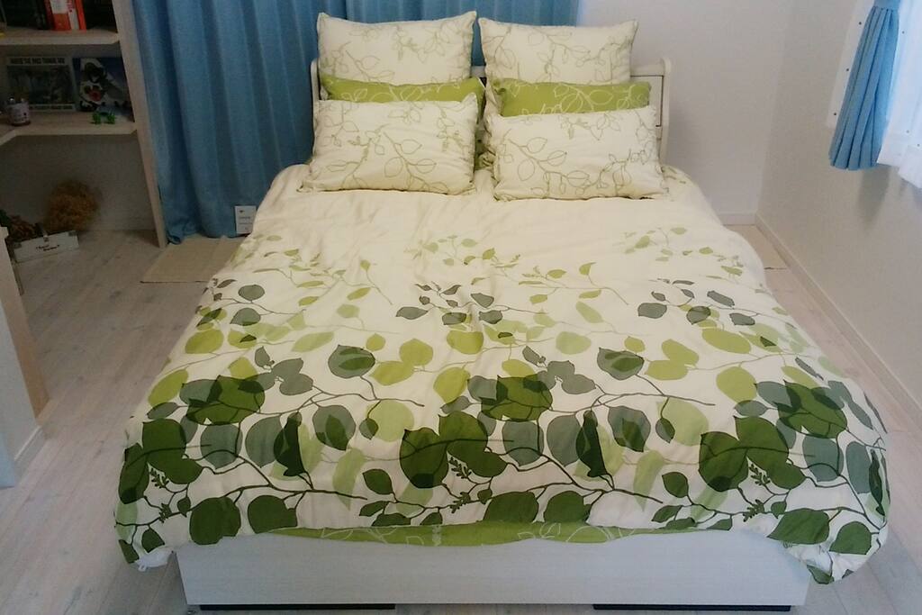 心地よいダブルベッドで良い夢を。
Sweet dreams on this comfortable double bed.